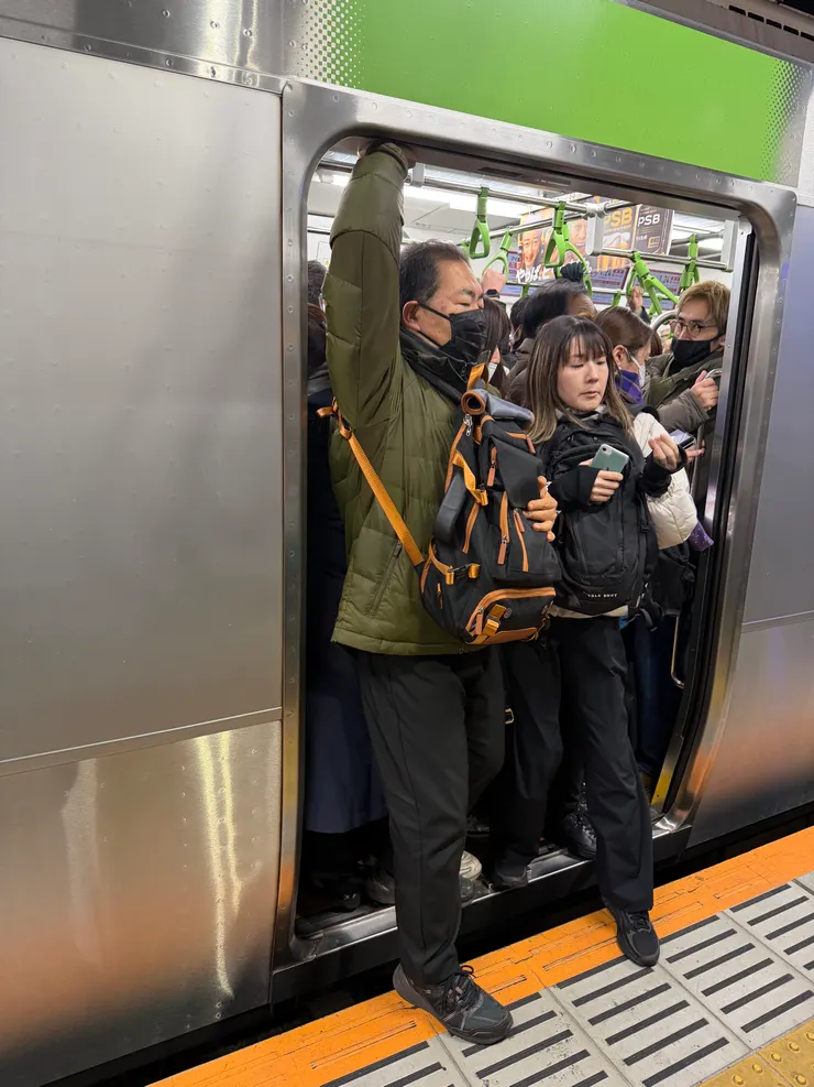 人擠人的新宿電車