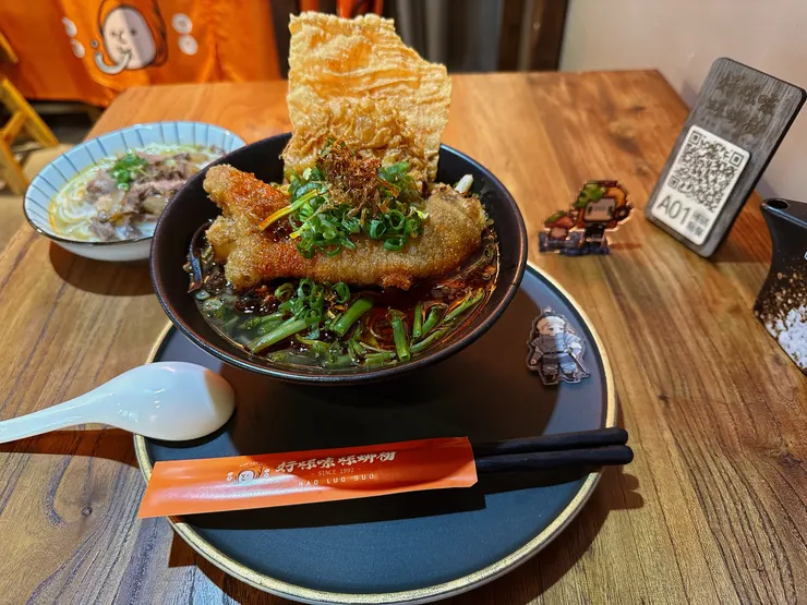 照片後方是另外加點的招牌牛腱NT$100