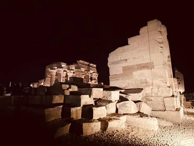 傾頹嚴重這堆石塊都是古蹟