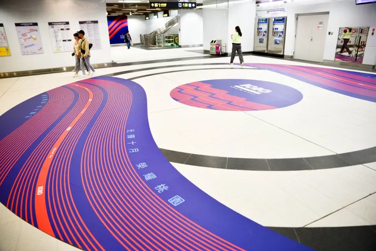 藍、白、紅三個顏色,讓外國旅客一入境就被渲染到中華民國國慶歡樂的驚喜。圖:桃捷提供