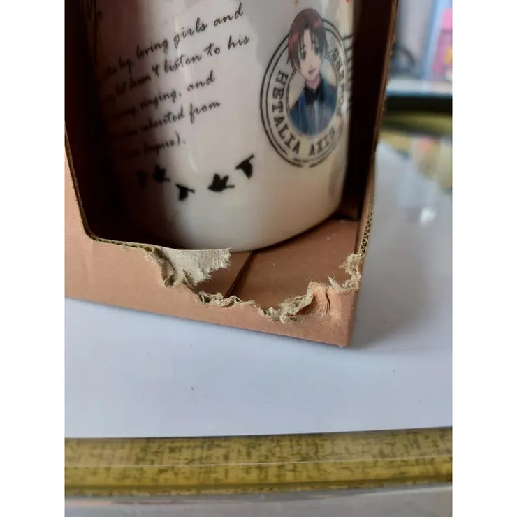 他的DVD還附小杯子，而且一整套的8款國旗小馬克杯(圖：義呆利，網路網友的圖)，真的很可愛，當時週邊很多。