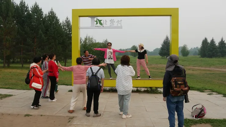 不少游客也在等候拍照