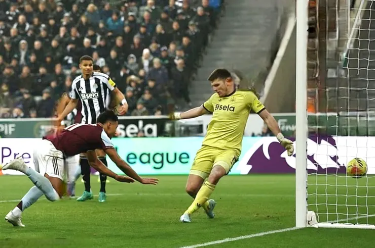 屈堅斯衝頂破網助阿士東維拉勝2:0