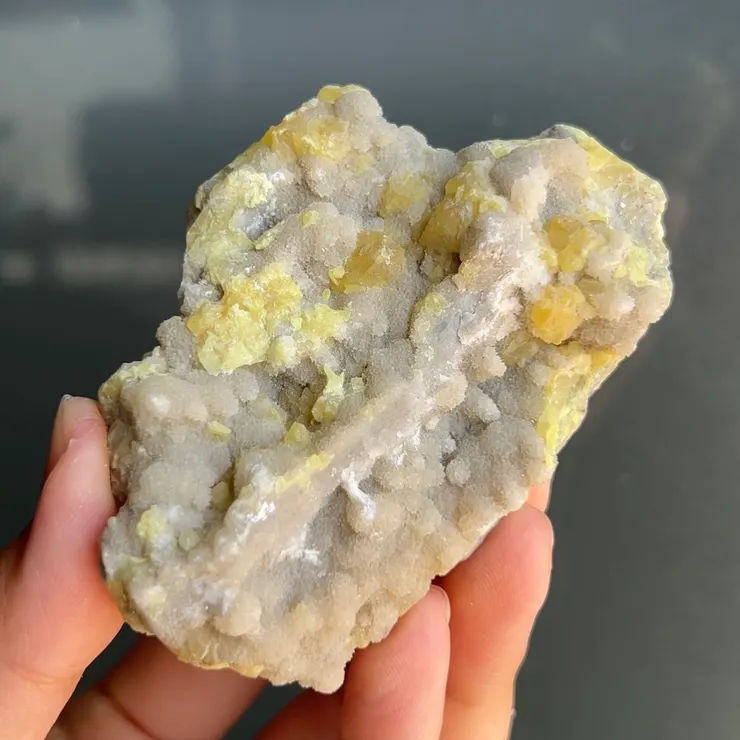 西西里自然硫與方解石共生。