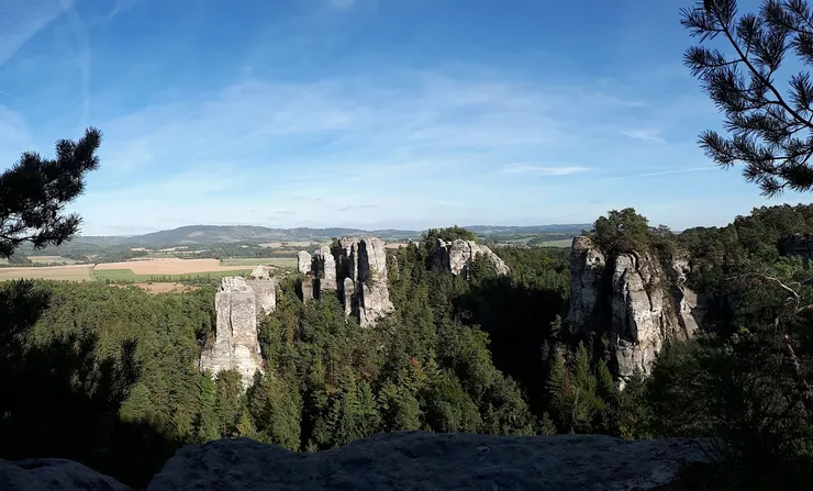 高聳入雲的岩石