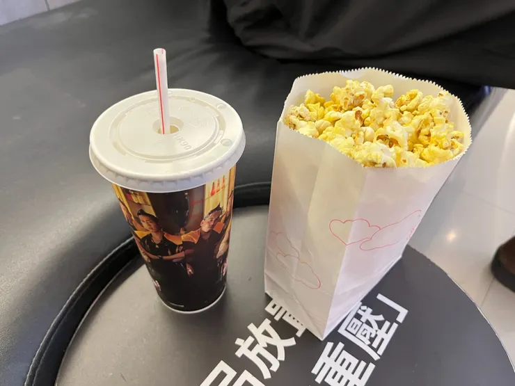 氣泡水跟小份爆米花。