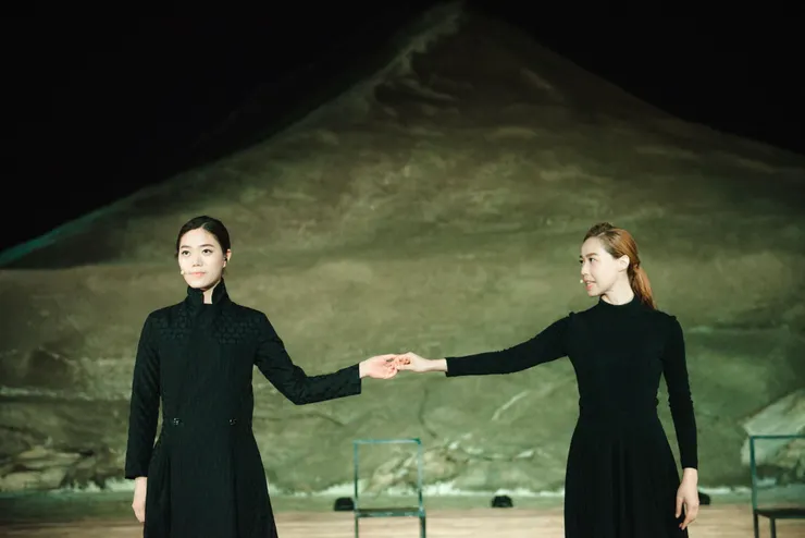 《百年孤寂》劇照，照片中的演員為鄧九雲與梅若穎