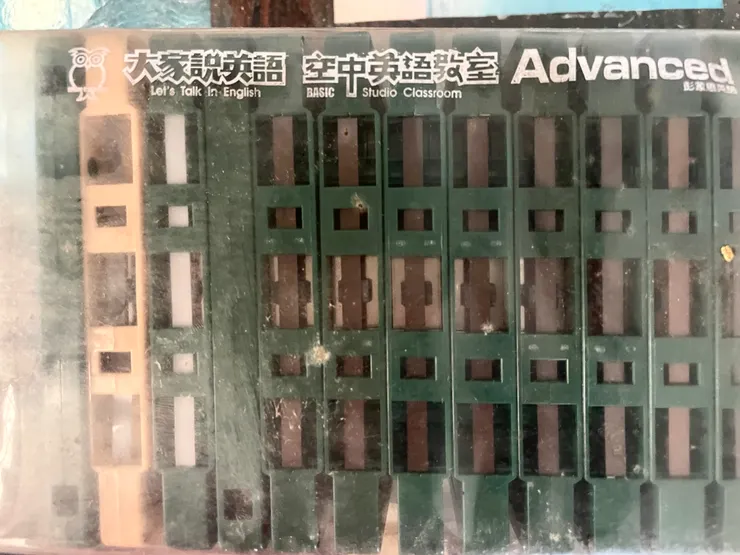 有些灰塵的錄音帶，被我收藏在抽屜的最底層。