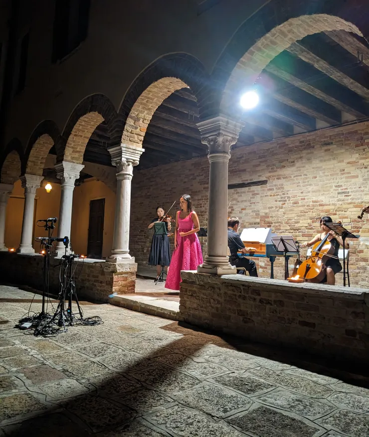 唱到七情上臉／不需用喇叭或曠音器，照片中的Mic只是用來錄影收音用