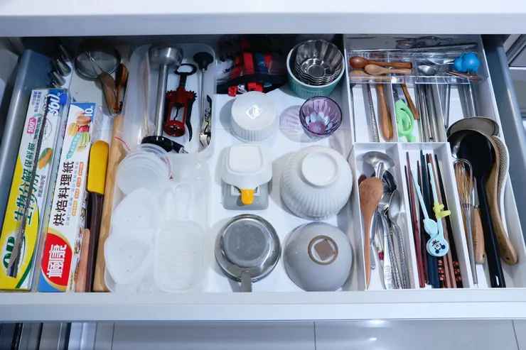 大家都有自己固定的位置，只利用碗筷分隔盤和分隔小盤來分類物品