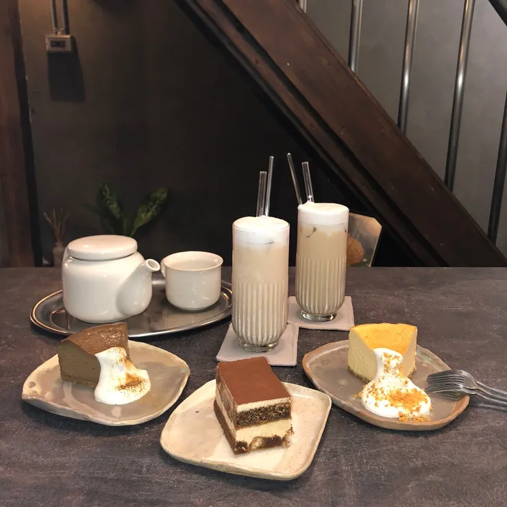 跟茹絢和立珍去咖啡廳，印象中那天立珍發生車禍，好險人沒事