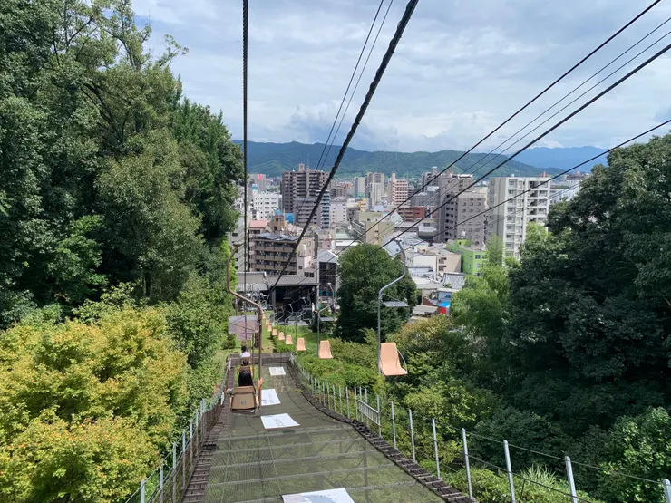 坐單人吊椅下山囉！