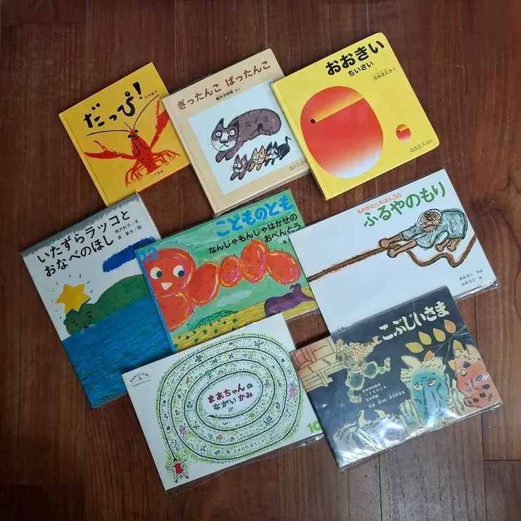 最後在二手書店「海馬」帶走這些書，右下方四本都是平裝繪本。