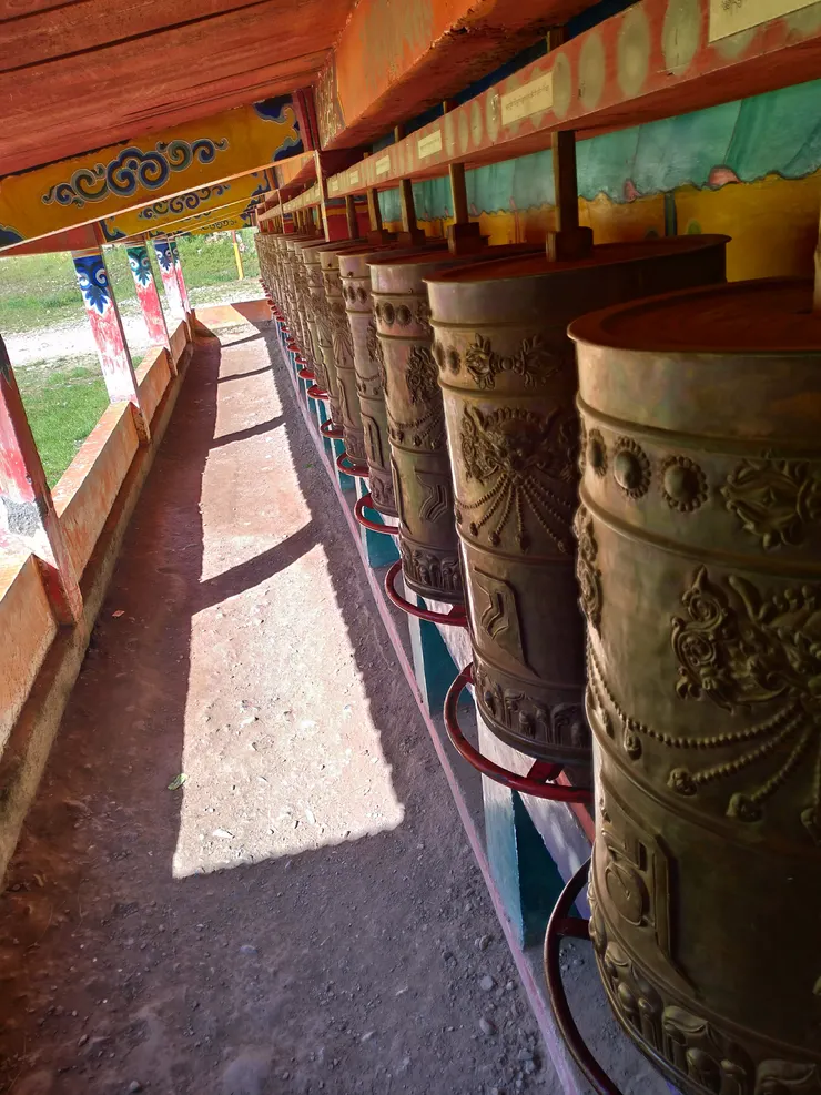 寺廟旁的轉經筒