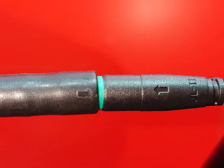 箭頭對齊並插到底