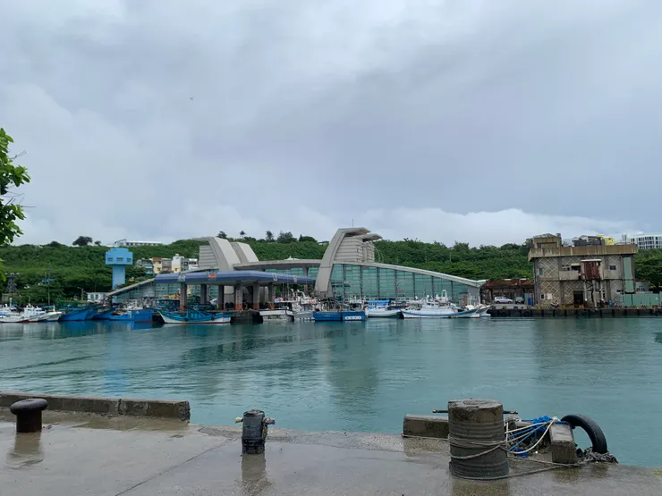 別傻傻地往漁港方向走，要沿著小路一直往裡面走到漁港正對面才是乘船處