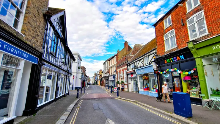 【說大清早其實也9點多了，但高街仍一片靜寂，路上行人也多有年紀。】