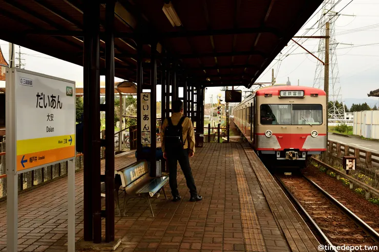 離宇賀川橋最近的車站恰好與台北捷運大安站同名，來的火車還剛好是西武鐵道的赤電塗裝