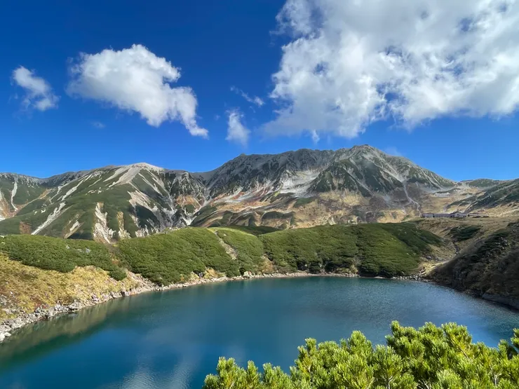 禦庫裡池和後方的立山