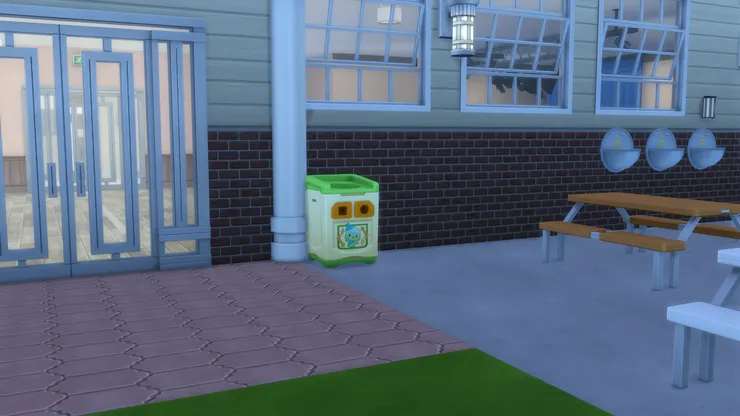 操場裏的垃圾桶兼回收桶。