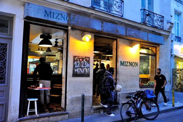 【瑪黑區的Miznon，是由以色列名廚Eyal Shani創立的現代休閒餐廳連鎖店，其理念為「將每個城市的風味融入皮塔餅中，提供以新鮮、當季食材製作的地中海街頭美食。】