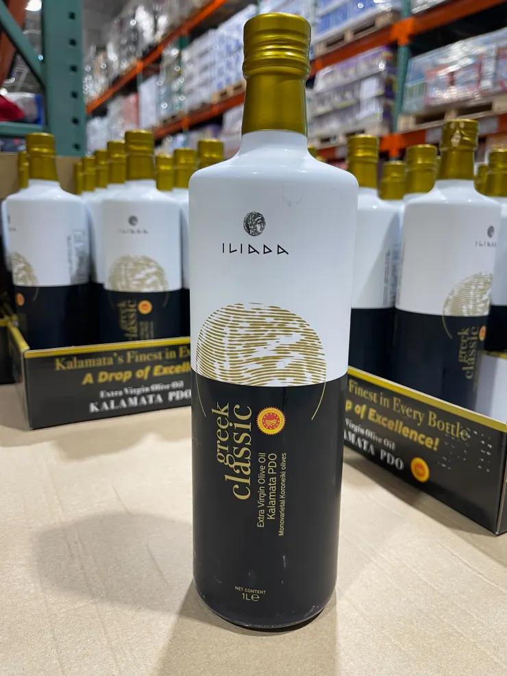 除了採用深色的玻璃來避免陽光照射，它更在瓶身外面，做了不透光的全包覆式外裝