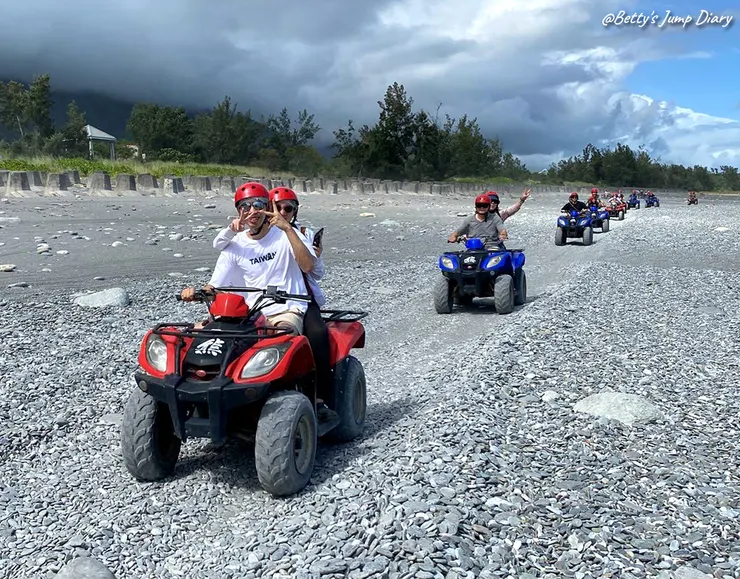 ▲花蓮曼波海灘沙灘車天空之鏡/圖片來源:Betty's Jump Diary