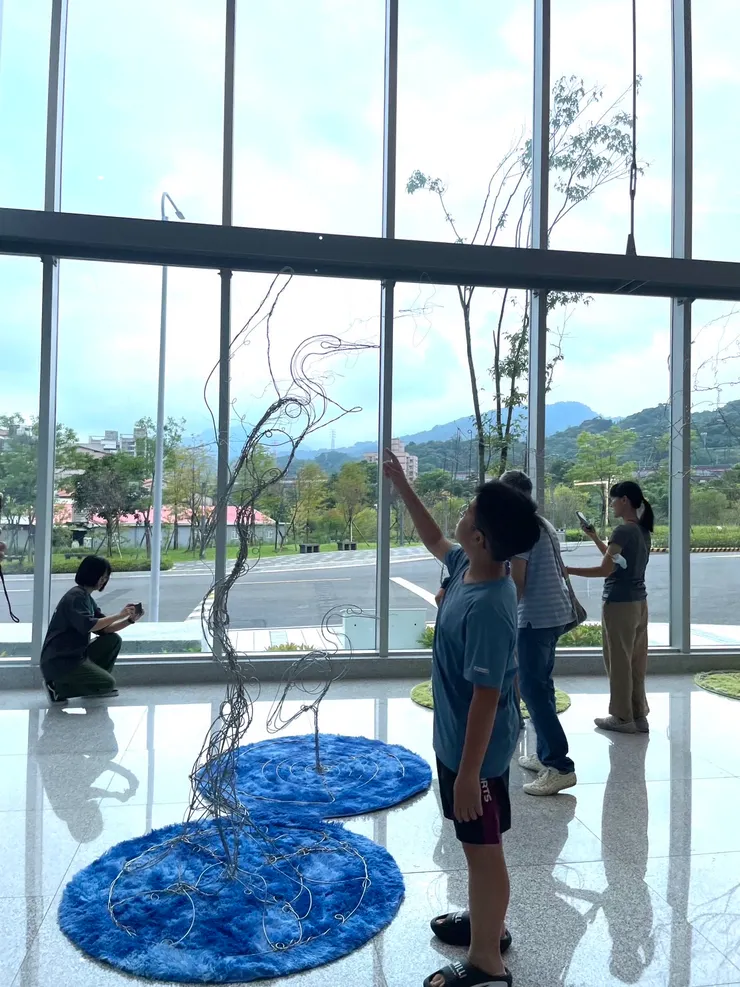 2023年不可錯過的藝術展就在新店寶高智慧園區！10月29日起舉辦為期二週的《流動地誌—寶高公共藝術展》，讓您一覽各種媒材的公共藝術作品。