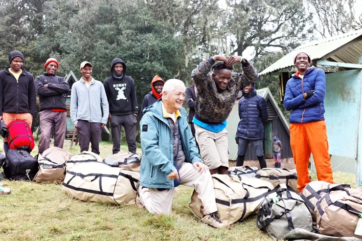 此行的夥伴楊大哥和部分協作們的合影。地上散落的裝備袋都是防水材質,最左方是我的黑色行李袋和當地團隊提供的紅色保暖睡袋