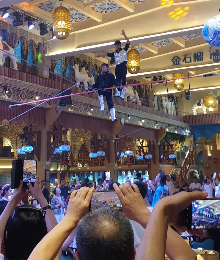 還有高空特技表演,讓人放下碗筷離開座位前往觀看,吃飯很難專心耶!