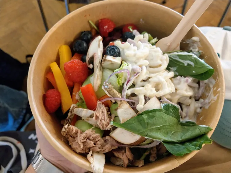 自助式，5.06€，有肉有菜有水果還有澱粉