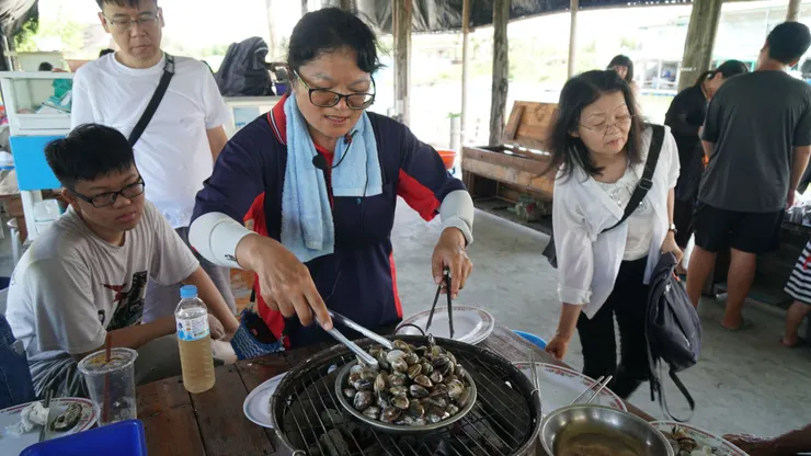 滿滿一大鍋剛剛下池摸的文蛤