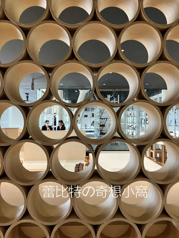 往二樓的右手邊廊道走過去，是一個小型的閱讀場所與展覽空間，還有兩個可愛的工作人員