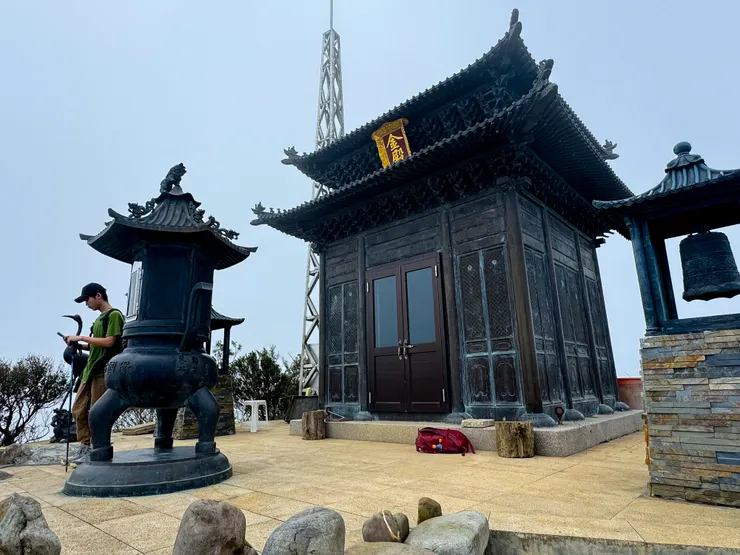 2018年造訪時是一座簡陋的鐵皮屋，如今成了一處金碧輝煌打卡看風景的勝地！📌 https://vocus.cc/article/64490977fd8978000187d1c3