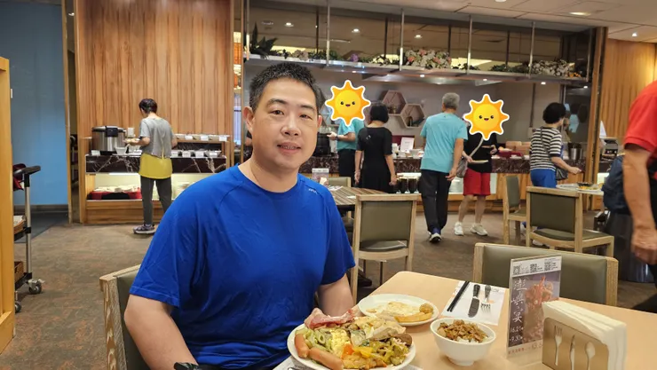 我在高雄福容大飯店享用早餐!才早上六點半就很熱鬧!國旅還是很有希望的!