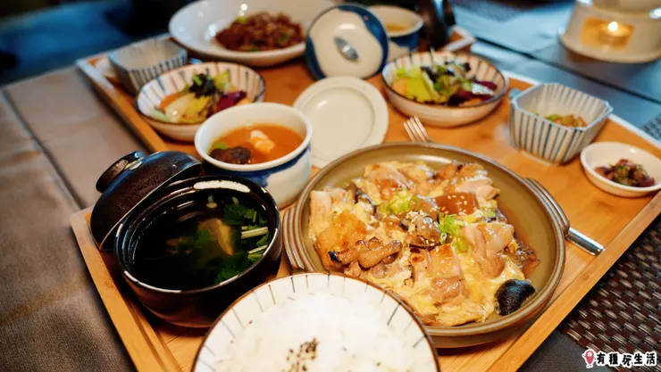 精緻定食：雞肉親子丼