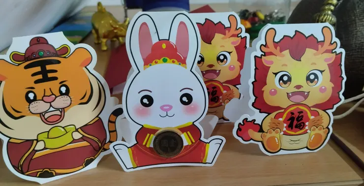 兔年的小卡才有1元硬幣，虎年和今年的龍年從缺。