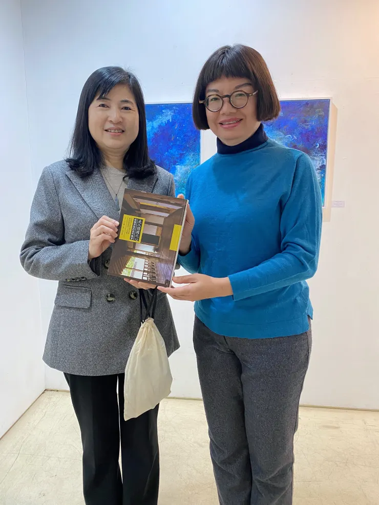 藝術家江心靜贈送著作《走入韓國之心》給駐韓國台北代表部副代表郭秋雯女士（左）。