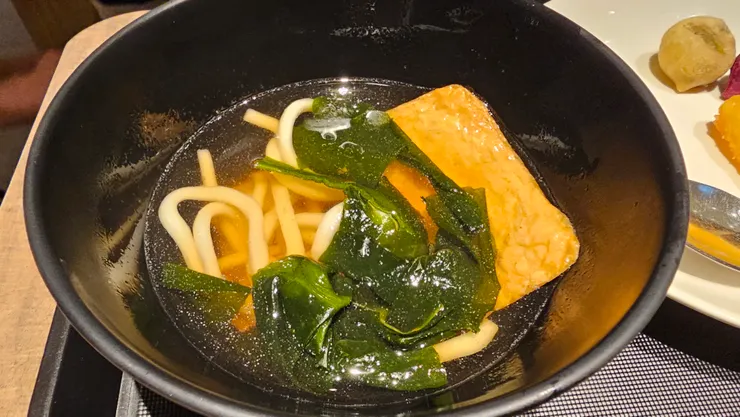 豆皮烏龍麵好吃喔!環亞貴賓室的現做美食萬變不離其宗!但都一樣好吃!