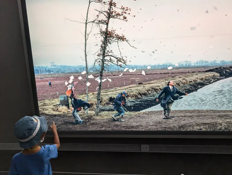 跟圖站在一起，顯得自己渺小