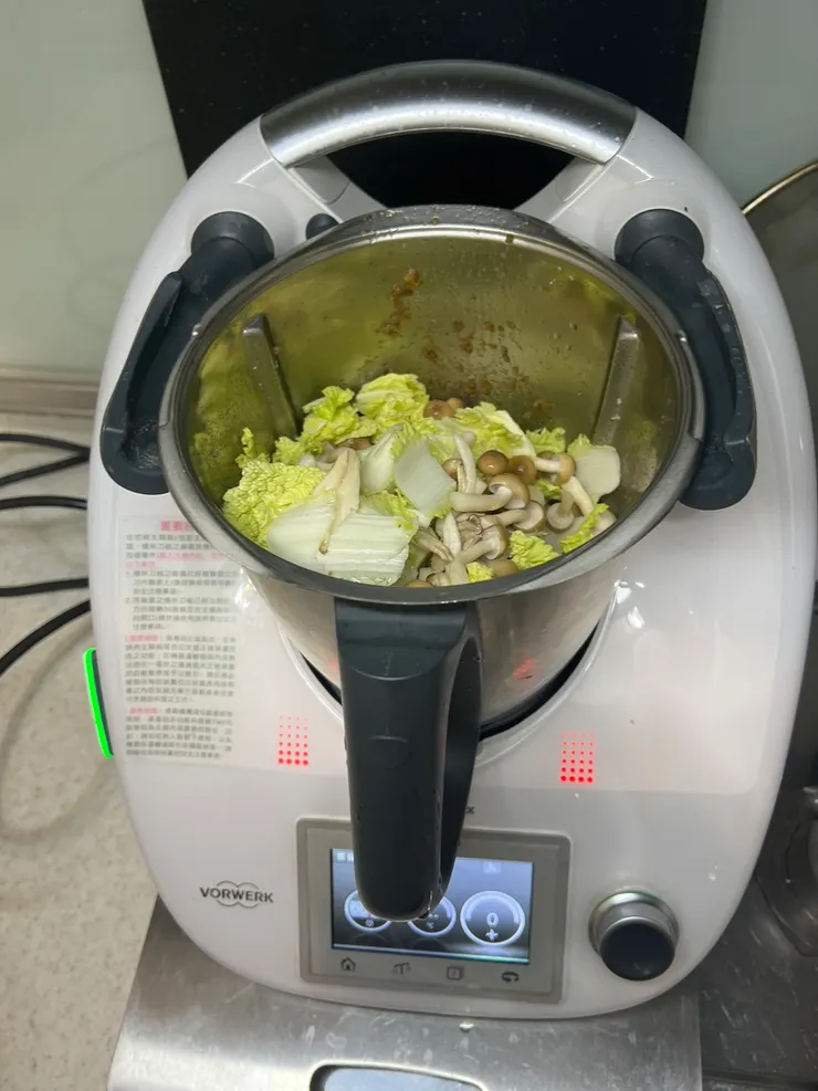 丟入香菇及切好的菜