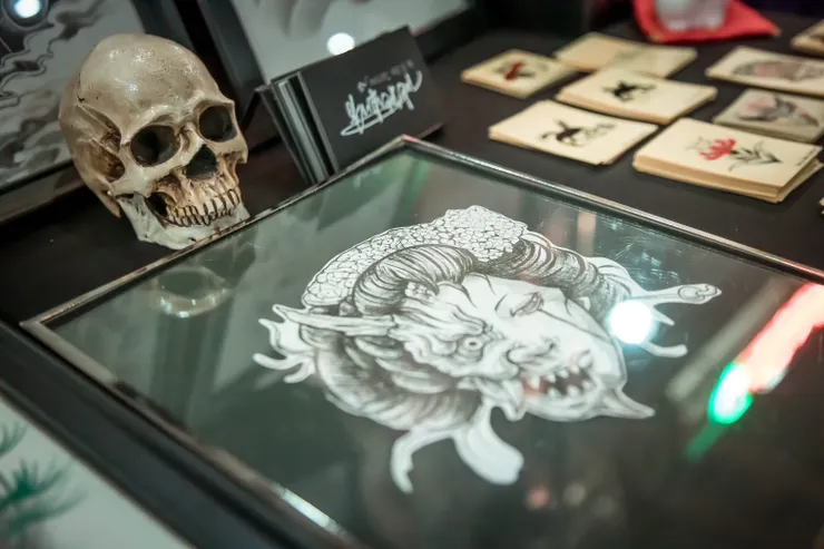 日本藝妓搭配鬼頭，筆觸細膩極具美感與創意