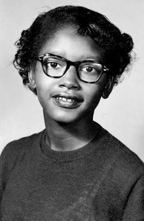 柯爾文。By The Visibility Project, Claudette Colvin - http://www.thevisibilityproject.com/2015/07/08/never-forget-020-claudette-colvin-refused-to-give-up-her-seat-long-before-rosa-parks/, Public Domain