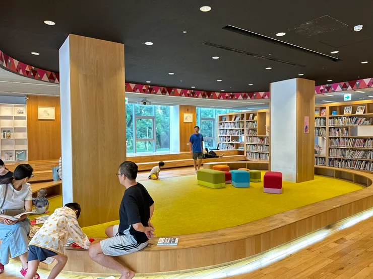 為了讓爸爸媽媽放心，屏東總圖特別選用防塵蟎的爬行地毯