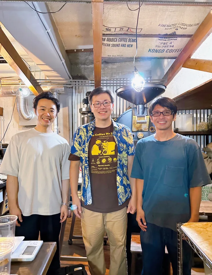 (右起)仲村良行、劉皓中(我)、畠山大輝，右左兩位分別取得過2022JCRC第1、2名。兩人亦分別拿過烘焙與沖煮世界賽第二。我則是打進過台灣杯測大賽決賽(小聲說)