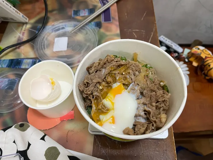 秋葵牛丼超值碗+溫泉蛋。