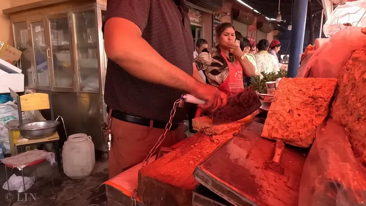 無論如何粉飾太平，從旅遊節目裡就可以看到，目前新疆連小販用的菜刀，都要用鐵鍊綁死，比蒙古人統治時期還要誇張。