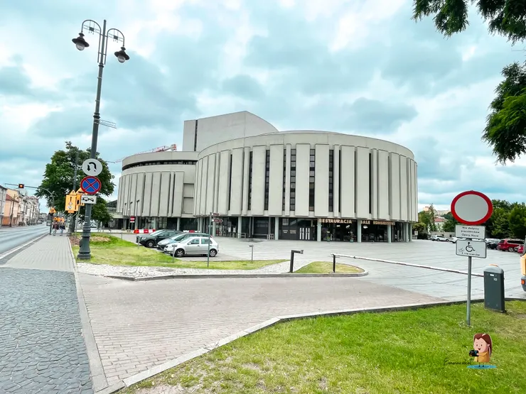 Opera Nowa 位在布達爾河畔的現代歌劇院 ；Shot by Emma.