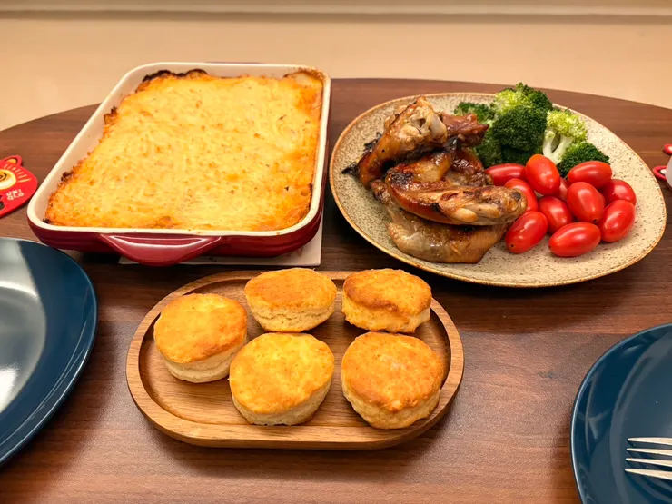 耶誕晚餐: 牧羊人派、烤雞翅和比司吉