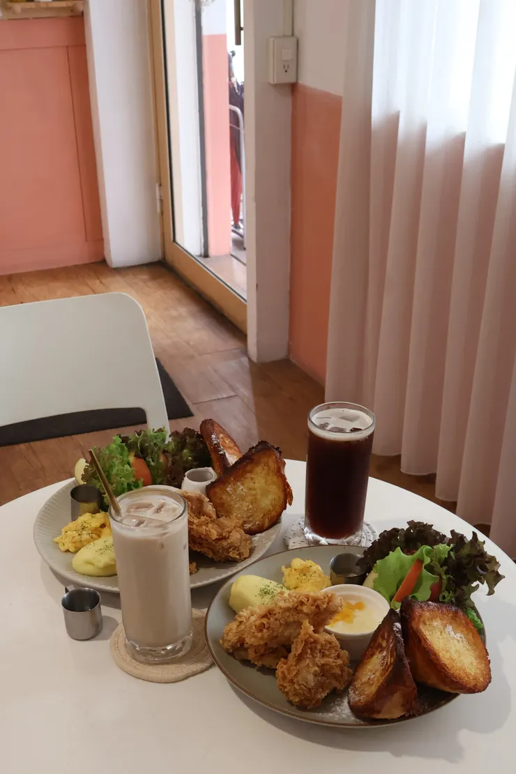 重乳奶茶、美式香料奶油炸雞楓糖吐司拼盤、麥香紅茶